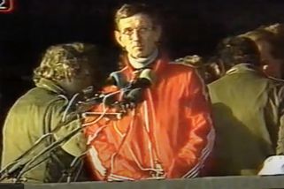 Idol kluků a učitel: Kdo byl neznámý muž v teplákovce, který mluvil na Letné - Seznam Zprávy